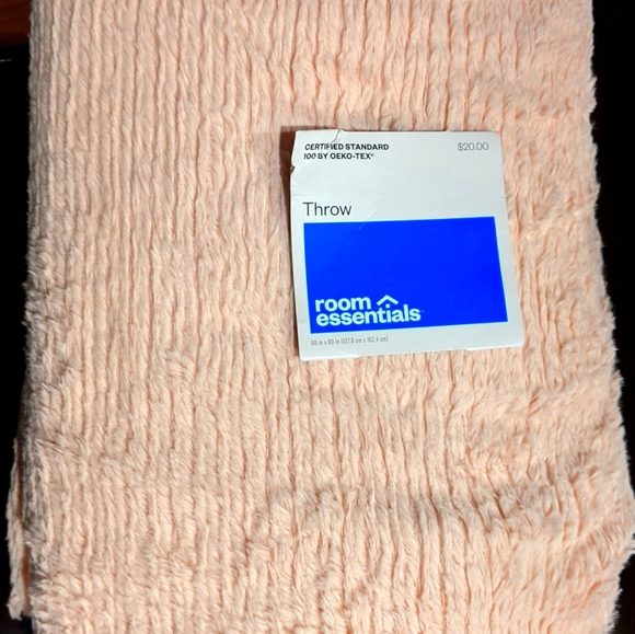 Room essentials soft pink throw NWT - Picture 1 of 5